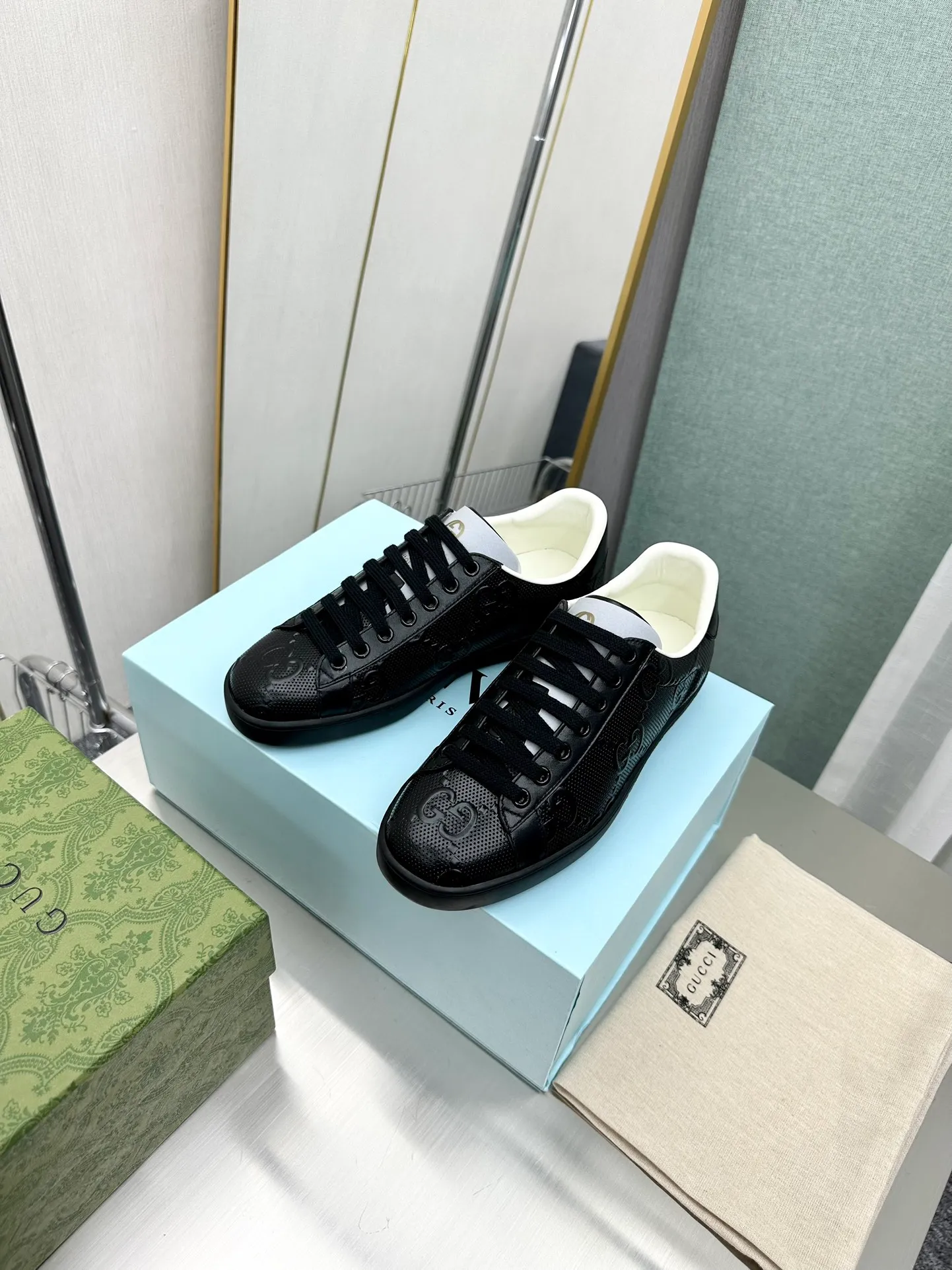 👟👟Ex-factory price 540👟👟 Men's size +10 Top version: Gucci G family classic Ace series Embroidery Little Bee White Shoes Couple Style Ribbon Love Casual Sports Shoes Sneakers Original Purchase Development Production This brand's classic low-top sports shoes interweave golden embroidered bees with red and green webbing. The bee is a classic element of the brand. It appeared in the Gucci ready-to-wear series in the 1970s. Exquisite packaging at the delivery counter🛍📦 ▪️Fabrics: Original custom imported first-layer cowhide ▪️Foots: Original custom cowhide lining ▪️Sole: Original open-molded rubber non-slip material ▪️Sole thickness: 2.5CM ▪️Size: Women's 34-41 (customized 34/41) ▪️Size: Men's 38-46 (38/46 customized)